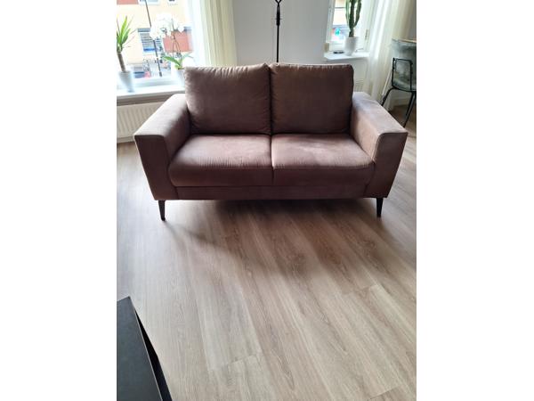 2 2persoonsbanken, hocker bruin. dienblad, tafel zwart