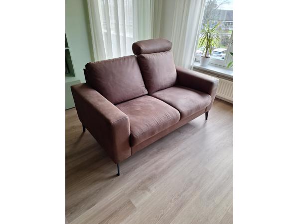 2 2persoonsbanken, hocker bruin. dienblad, tafel zwart