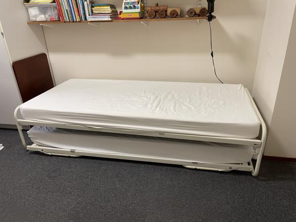 Twee bedden met twee matrassen (inschuifbaar)