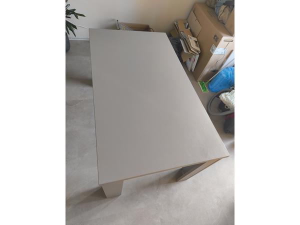 Grijze eettafel