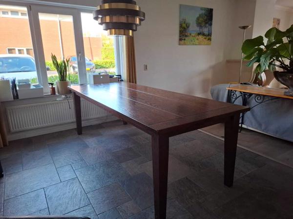 Eikenhouten eettafel voor 6-8 personen