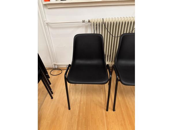 10x stapelbare zwarte kantinestoelen met PVC kuip.
