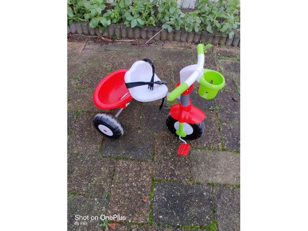 Kinder fietsen, driewielfietsje plus een fiets tractor