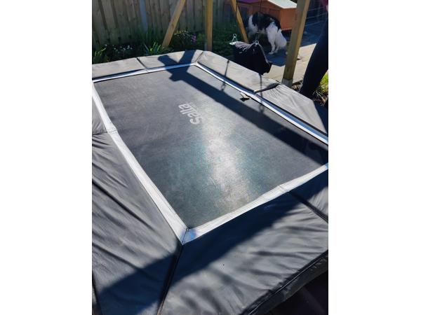 Trampoline (153x214)