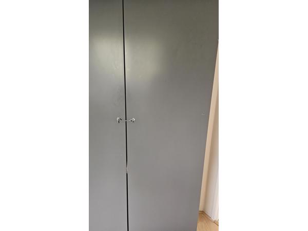 Kledingkast grijs IKEA hanggedeelte en 2 planken