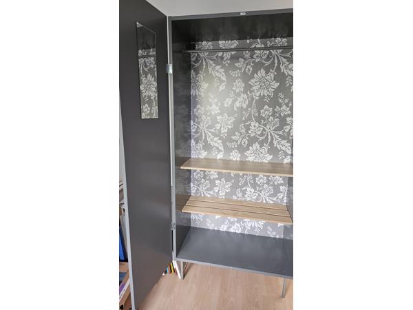 Kledingkast grijs IKEA hanggedeelte en 2 planken