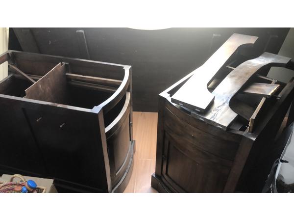 Groot Houten bureau met bdz 2 kastjes met lades
