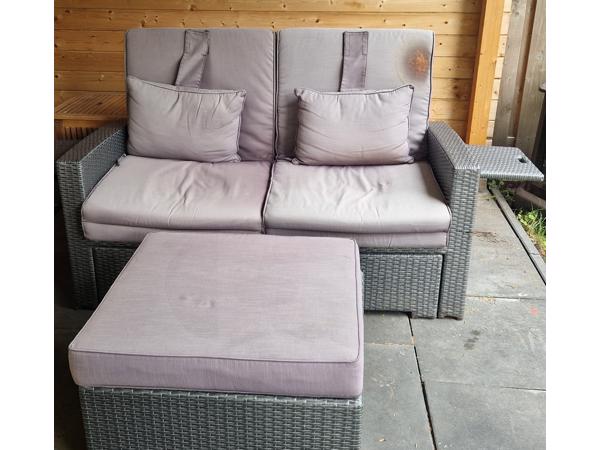 Sofa bed rotan met grote poef