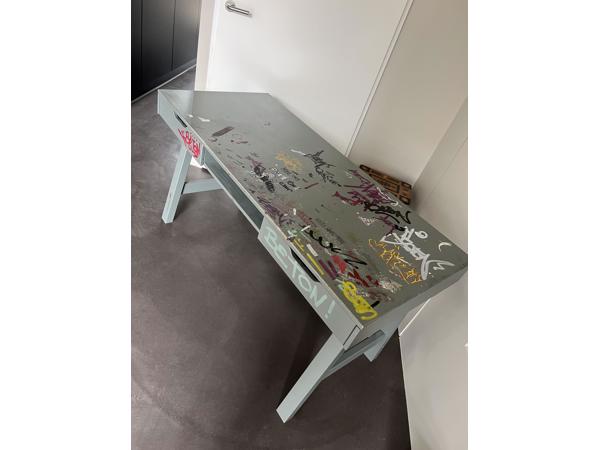 Bureau IKEA heeft een verfje nodig