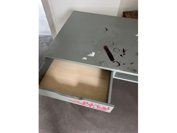 Bureau IKEA heeft een verfje nodig