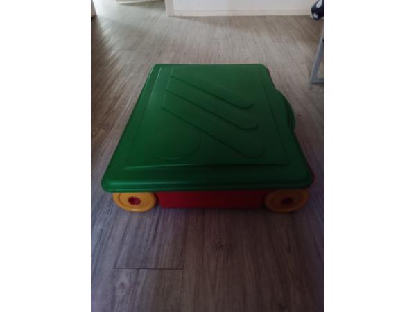 Plastic speelgoed bak .