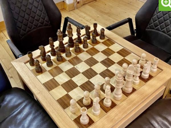 Als Nieuwe Schaak Bijzettafel met grote Schaak stukken