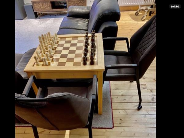 Als Nieuwe Schaak Bijzettafel met grote Schaak stukken