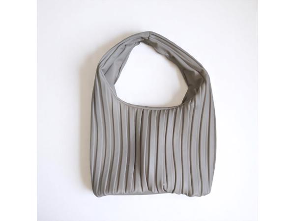beige schoudertas met brede schouderband