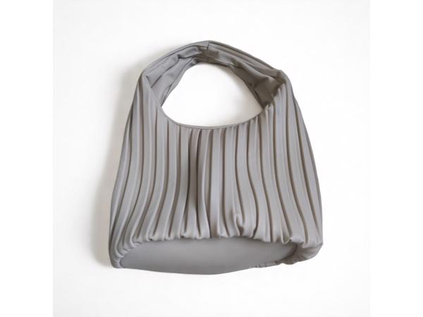 beige schoudertas met brede schouderband