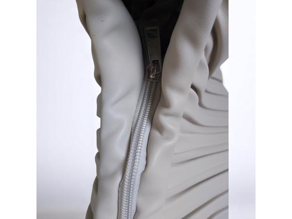 beige schoudertas met brede schouderband
