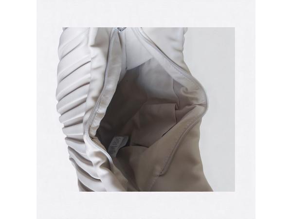 beige schoudertas met brede schouderband