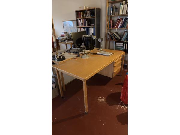 3 houten bureau's in goede staat