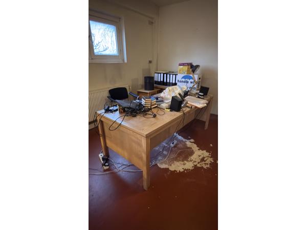 3 houten bureau's in goede staat