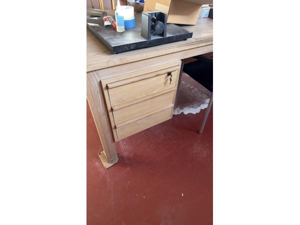 3 houten bureau's in goede staat