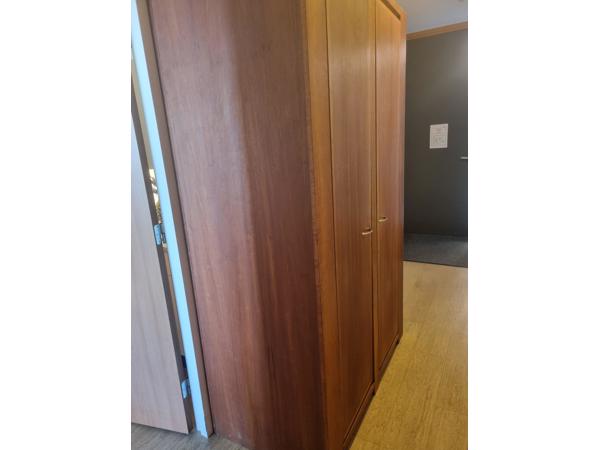 Hoge houten kast