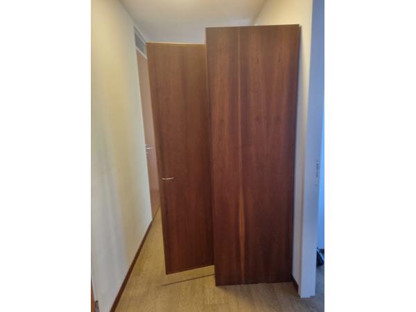 Hoge houten kast