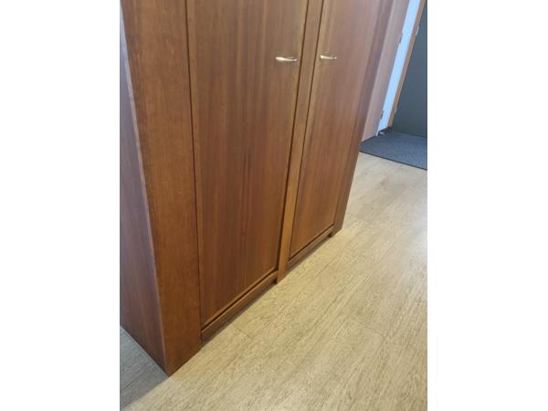 Hoge houten kast
