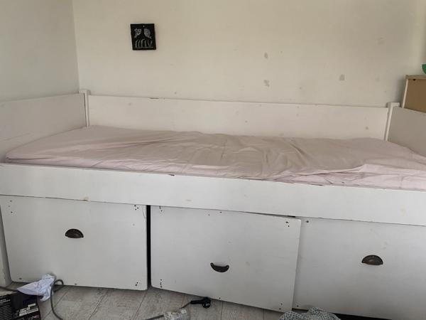 Bed met ladens en matras