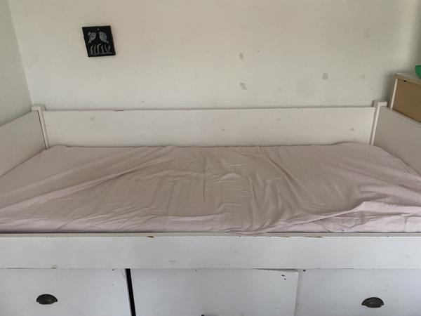 Bed met ladens en matras