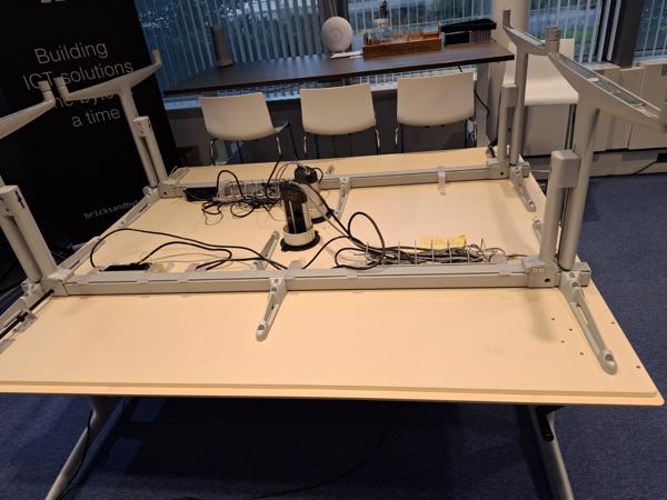 4 verstelbare kantoor tafels
