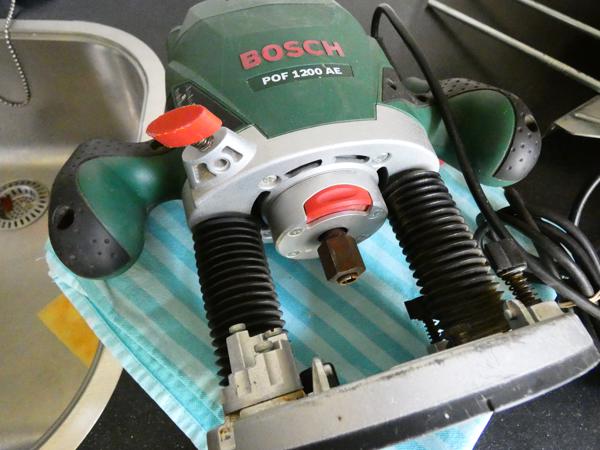 Electrische freesmachine van Bosch 1200 POF AE