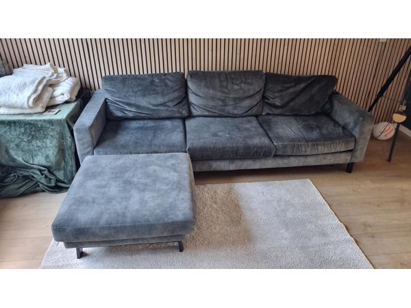Groene fluwelen driezitsbank met hocker