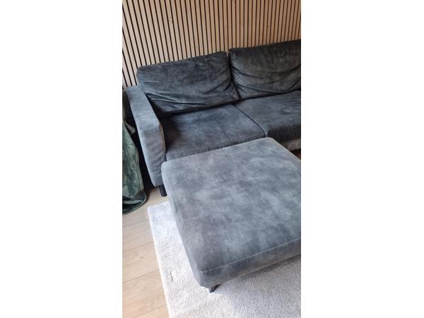 Groene fluwelen driezitsbank met hocker