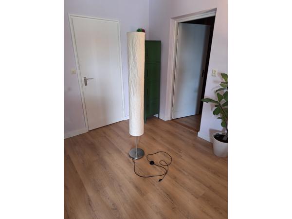 Staande gebroken witte lamp