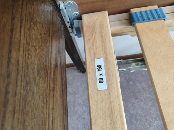 Eenpersoonsbed (ook seniorenbed) compleet met matras en lattenbodem in zeer goede staat