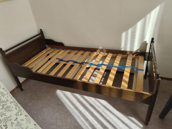 Eenpersoonsbed (ook seniorenbed) compleet met matras en lattenbodem in zeer goede staat