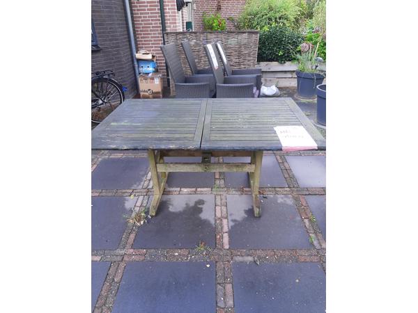 4 tuinstoelen en een tafel