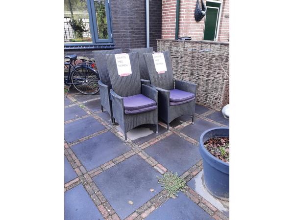 4 tuinstoelen en een tafel