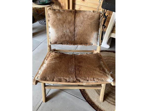 2 Teakhoutenstoelen met vacht