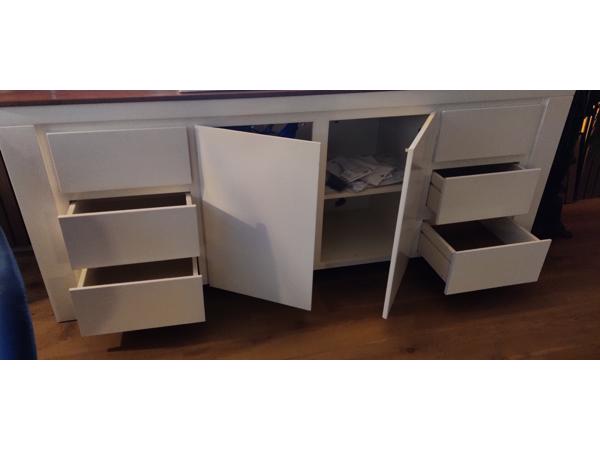 Wit dressoir met 6 lades en 2 deurtjes