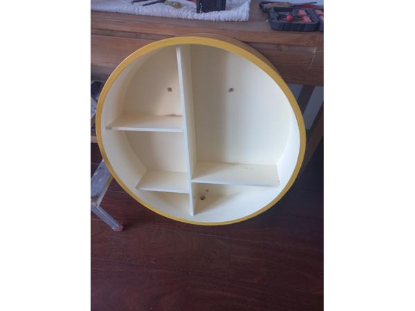 2 kasten rond, wat beschadigd