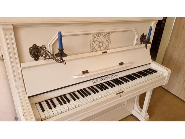 Antieke ivoorkleurige piano