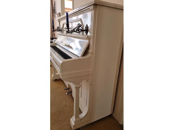 Antieke ivoorkleurige piano