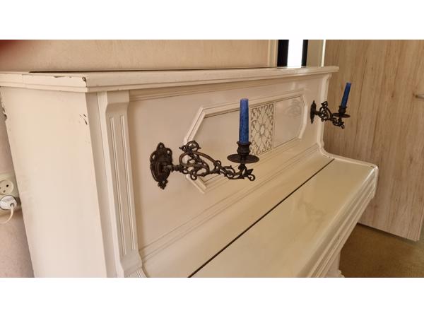 Antieke ivoorkleurige piano