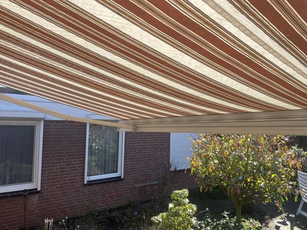 Elektrisch knikarm zonnescherm