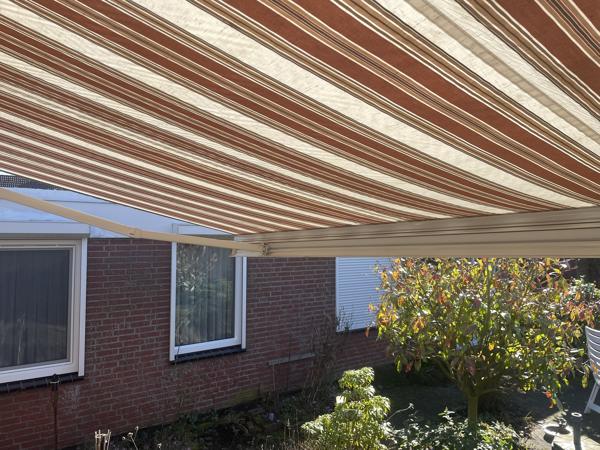 Elektrisch knikarm zonnescherm