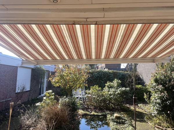 Elektrisch knikarm zonnescherm