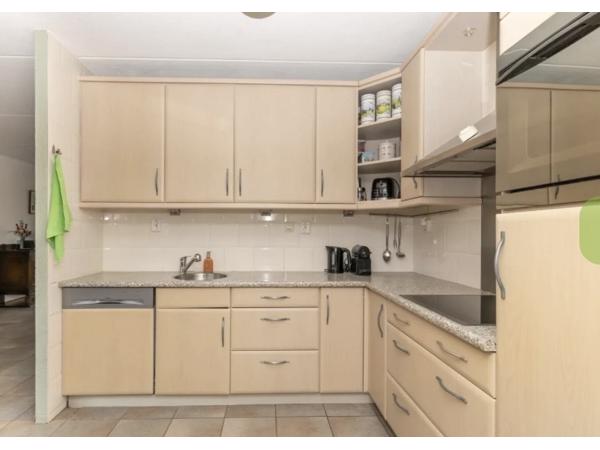 Goede keuken met aeg inductieplaat en whirlpool inbouw apparatuur