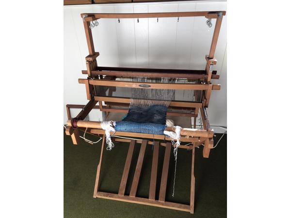 staand weefgetouw, oud maar nog functionerend