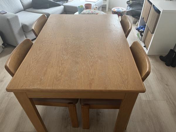 Houten vintage tafel met 4 stoelen en uitschuifstuk